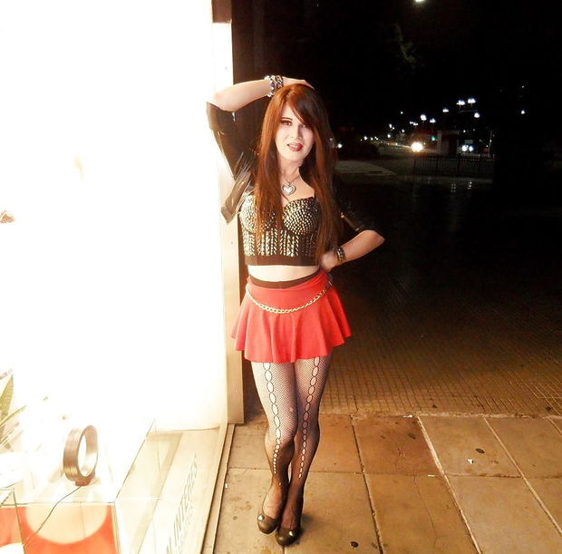 Redhead Chick Having A Night Stroll In Sexy Outfit