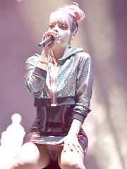 Lily Allen Up-skirt Vagina During A Concert