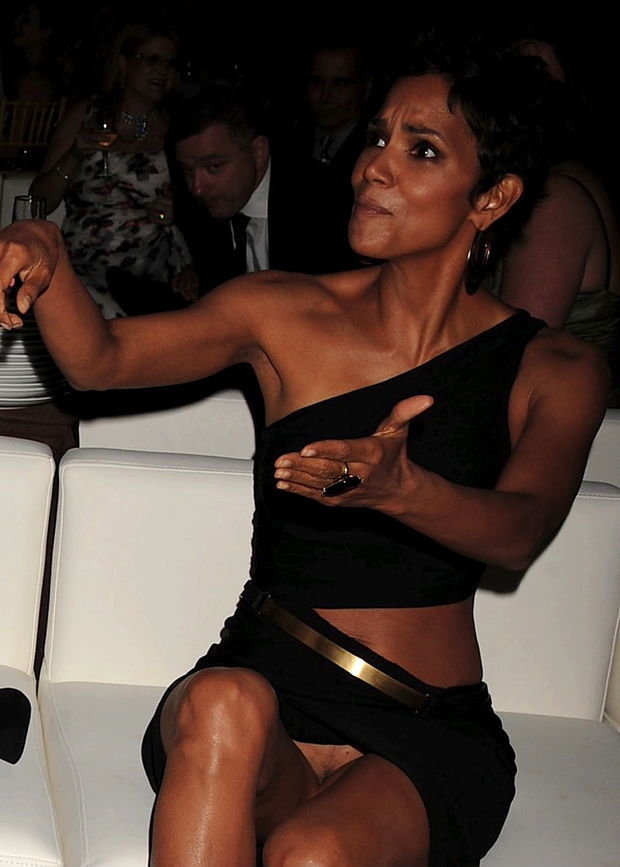 Halle Berry Reveal Pantyless Underskirt Cunt Show