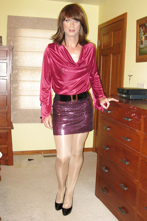 Red-haired In Pink Outfit Nylons And Heels