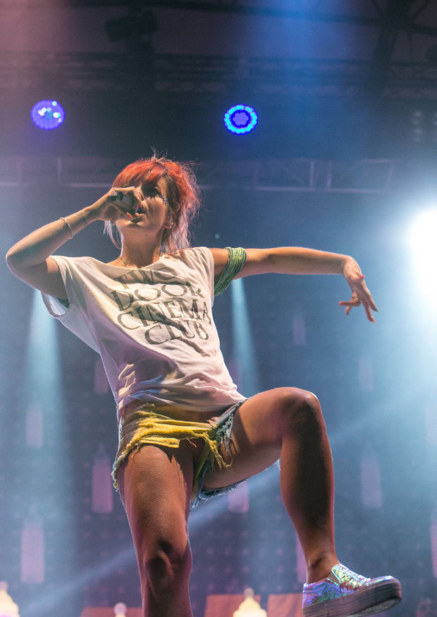 Lily Allen Panties View Up Her Shorts On Stage